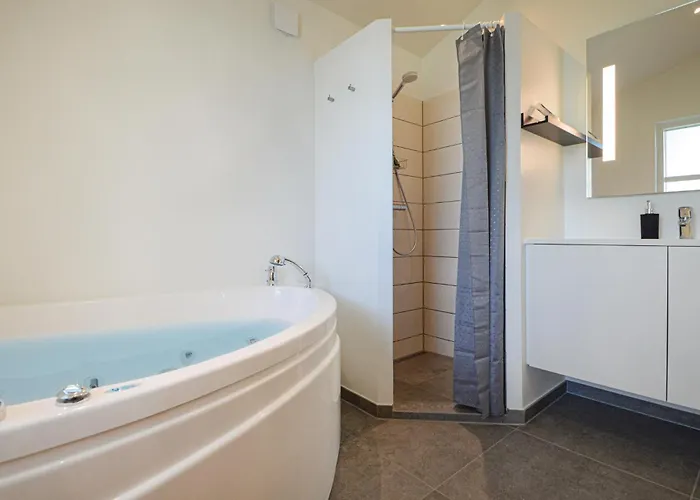בית נופש Four-bedroom In